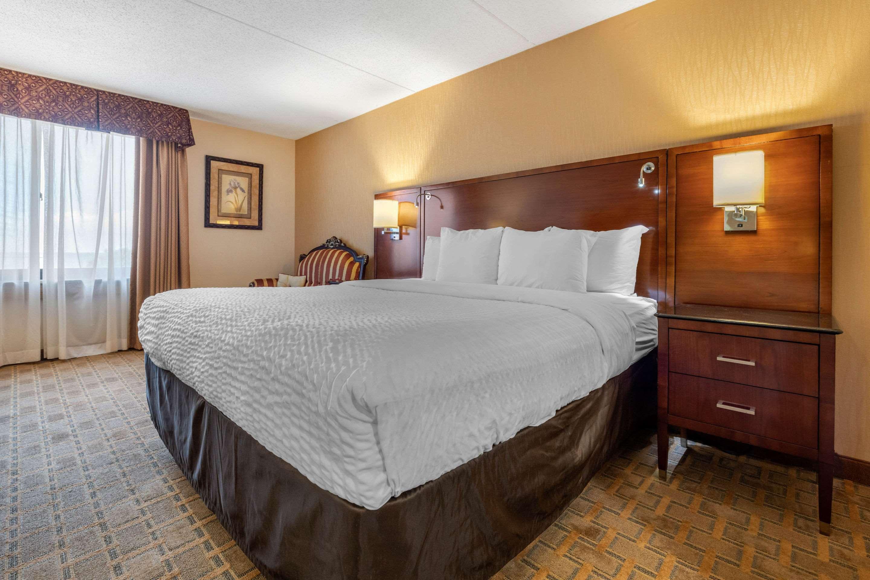 Clarion Hotel Conference Center On Lake Erie Дюнкерк Екстериор снимка