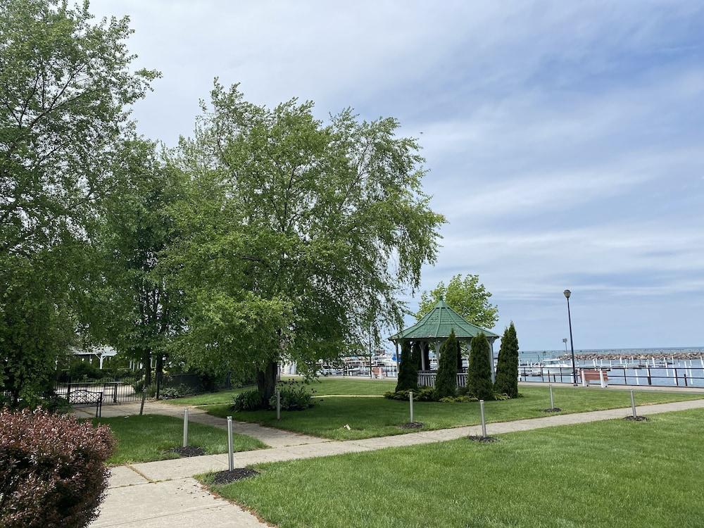 Clarion Hotel Conference Center On Lake Erie Дюнкерк Екстериор снимка