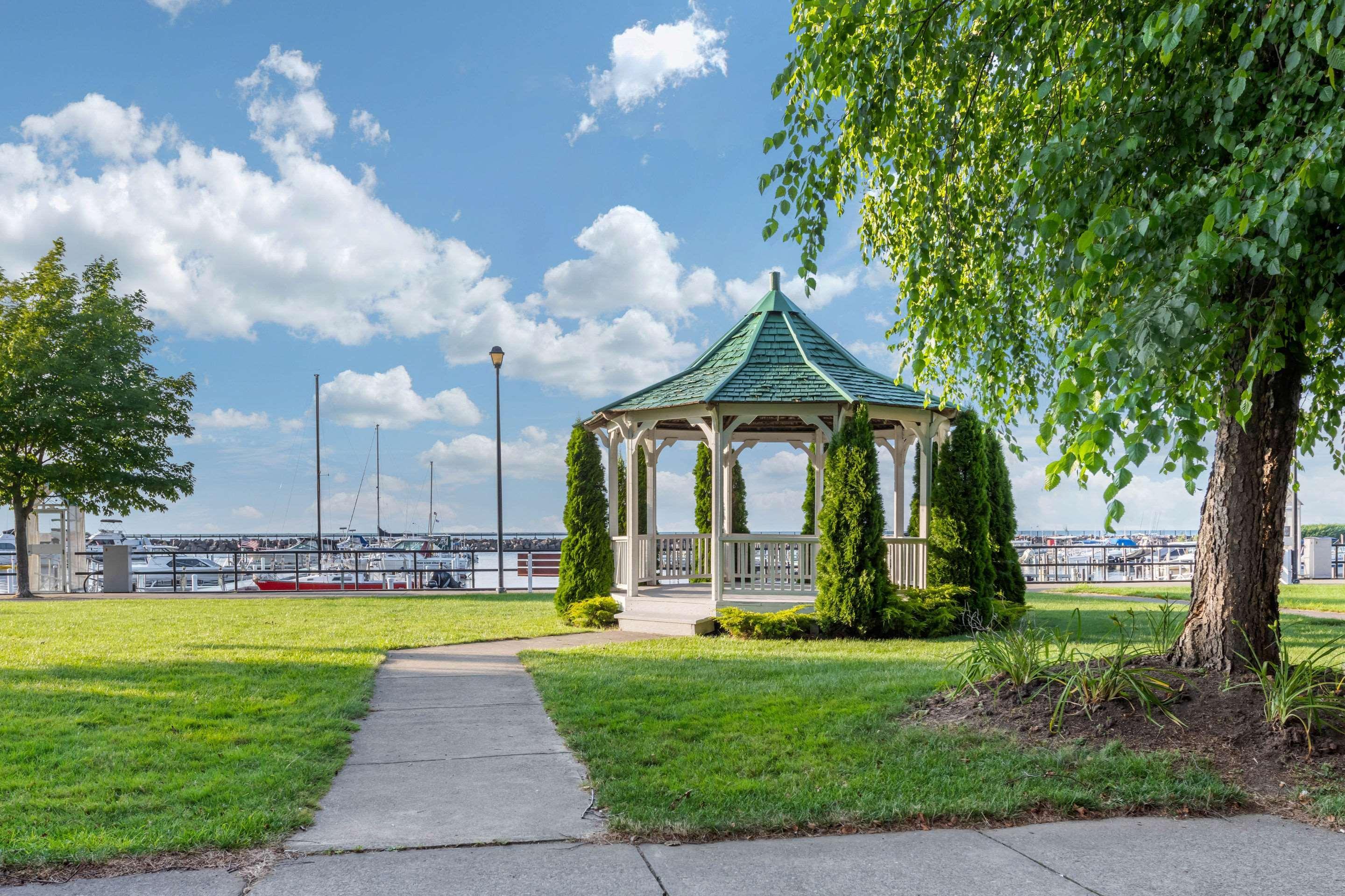 Clarion Hotel Conference Center On Lake Erie Дюнкерк Екстериор снимка