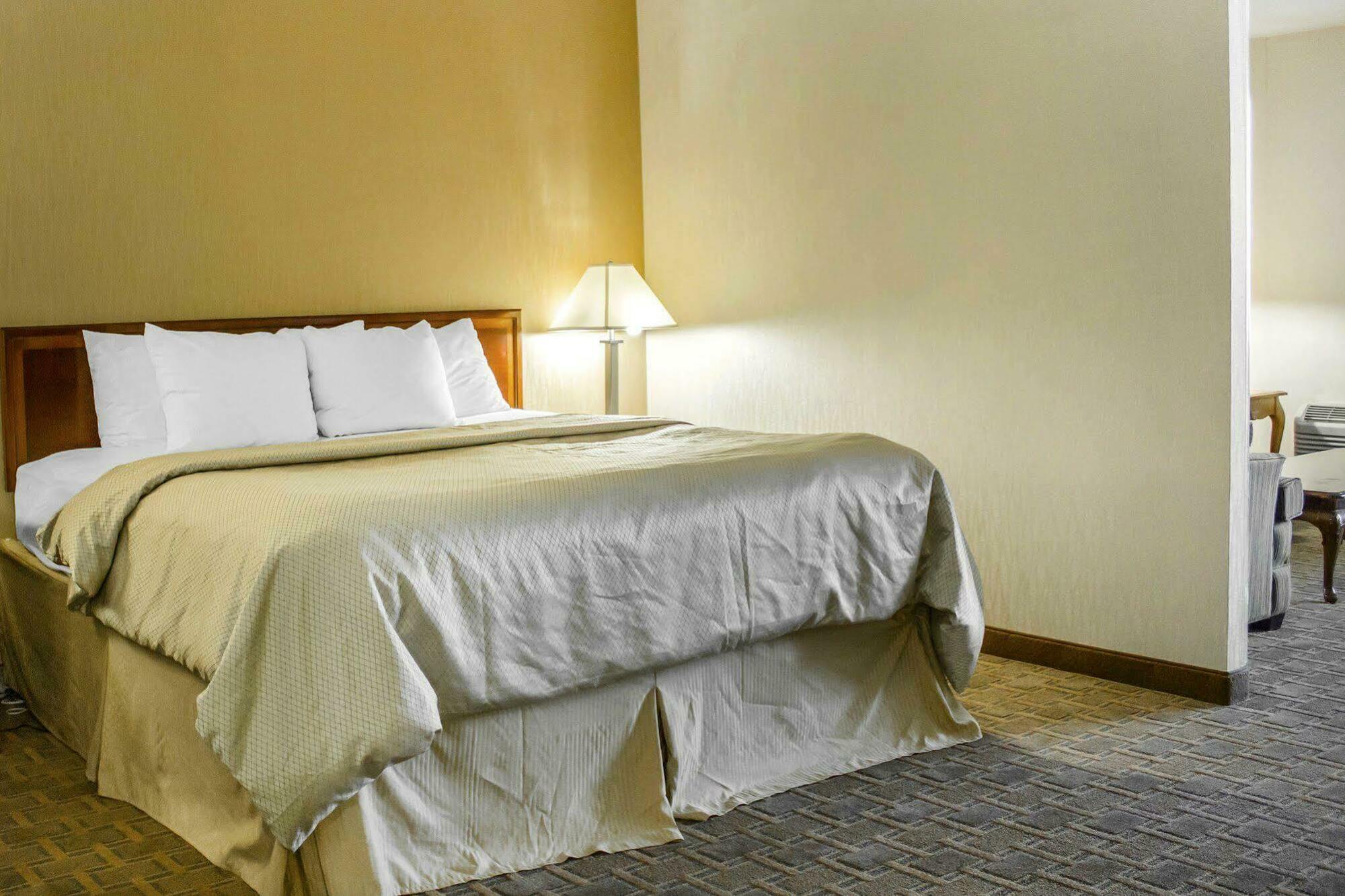 Clarion Hotel Conference Center On Lake Erie Дюнкерк Екстериор снимка