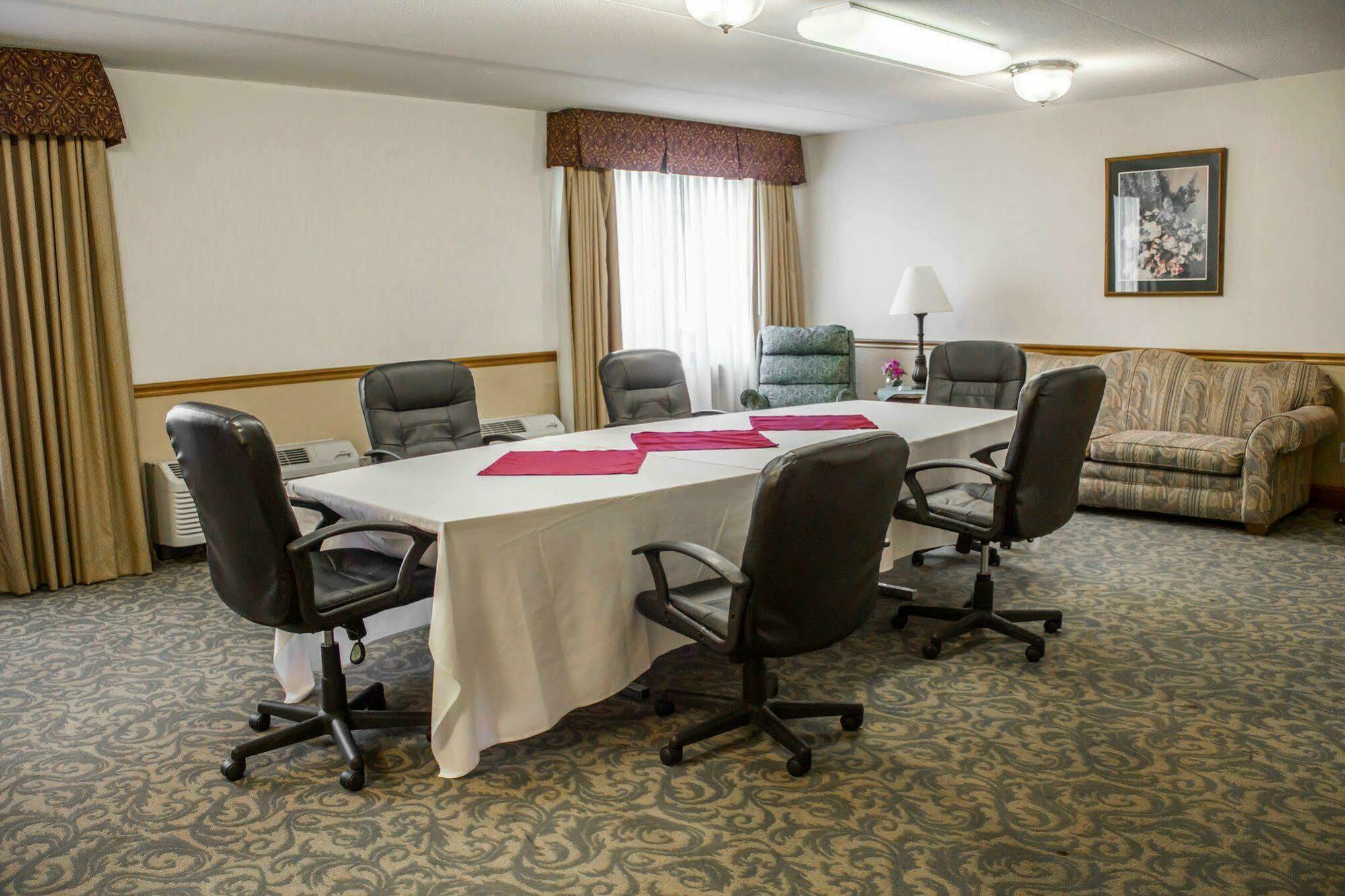 Clarion Hotel Conference Center On Lake Erie Дюнкерк Екстериор снимка